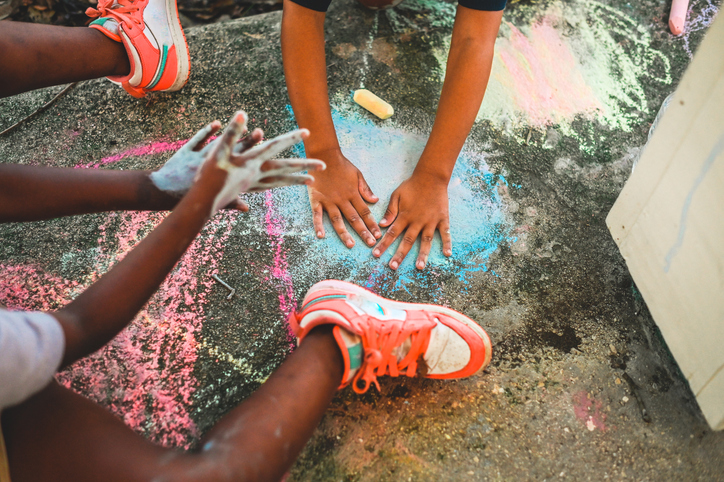 sidewalk-chalk-kids Students outside drawing with sidewalk chalk
