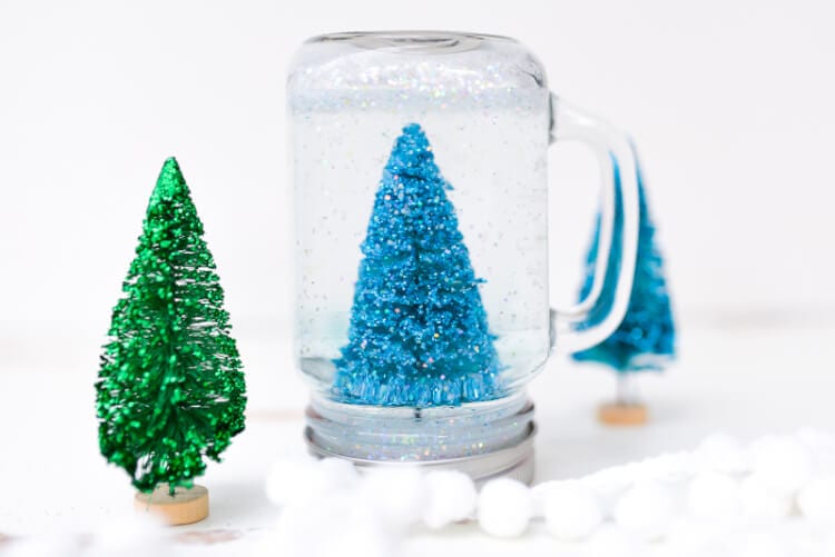 tree-snowglobe An example of a snowglobe made from a glass jar