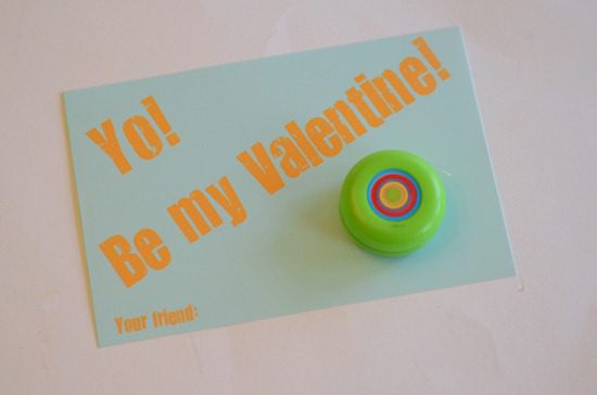 yo-yo-valentines A blue card with the title Yo! Be My Valentine with a mini yoyo attached
