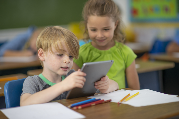 reading-online Two students look at an reader together