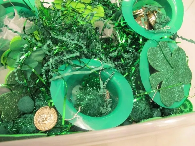 st-patricks-day-sensory-activity-for-toddlers-preschoolers.jpg shamrock sensory bin for a saint patrick's day activity