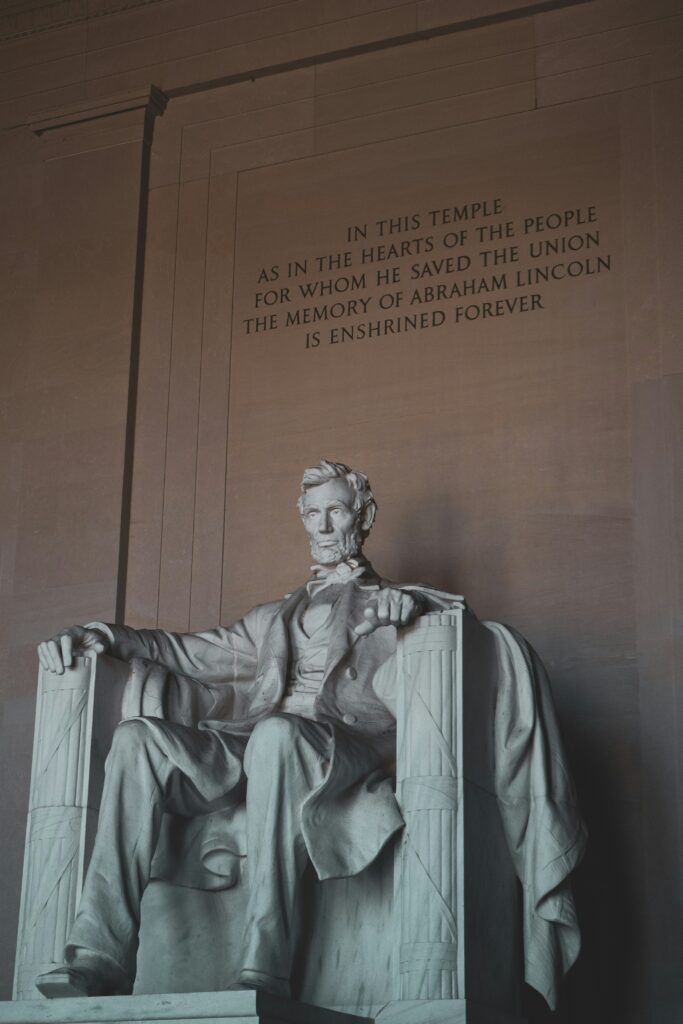 Large statue of Abraham Lincoln sitting down