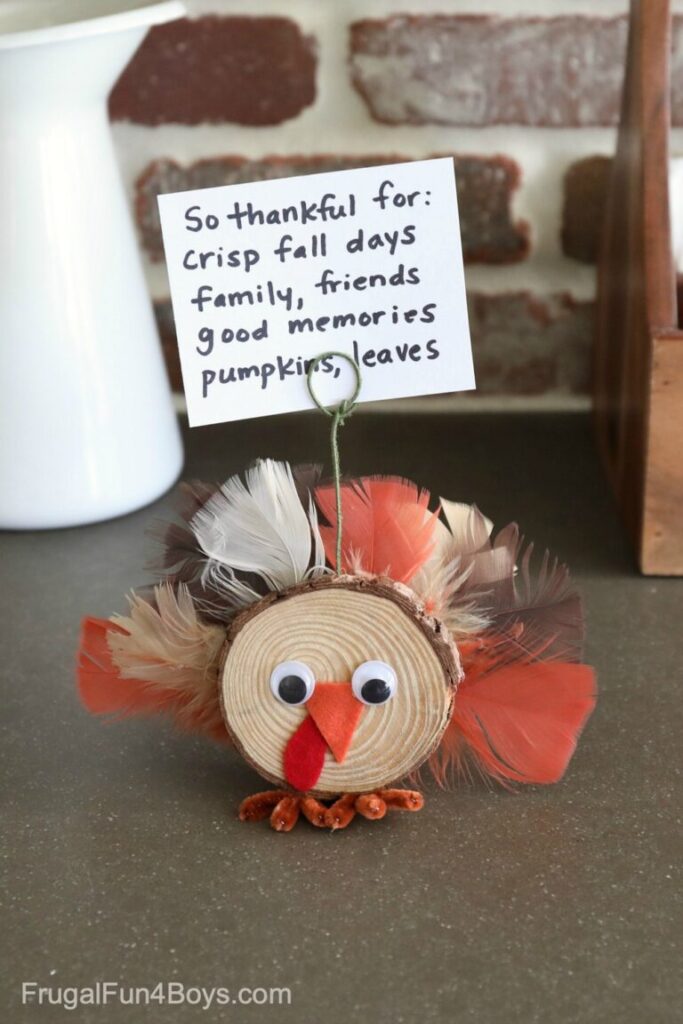 wood-slice-photo-holder A turkey photo holder made from a small slice of wood decorated with googly eyes and feathers